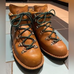 Danner “Mountain Trail” tan hiking boots. Barely worn, men’s size 8.